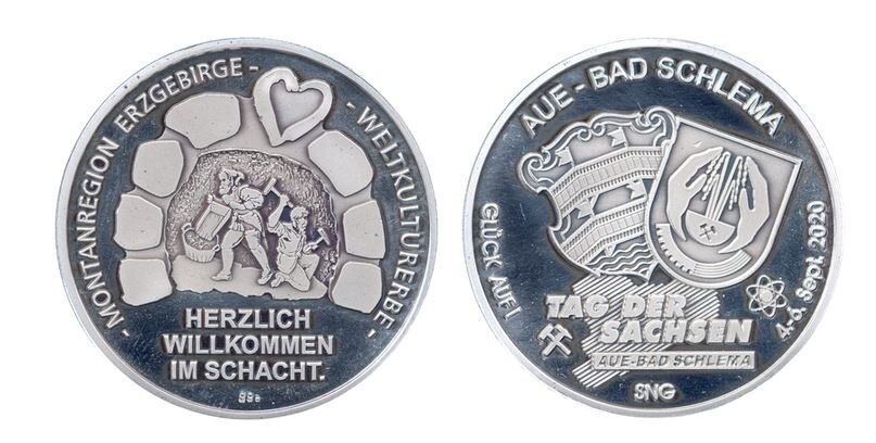 Zwei Münzen in silberner Farbe.