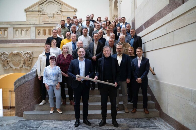 Ein Gruppenfoto auf einer Treppe.