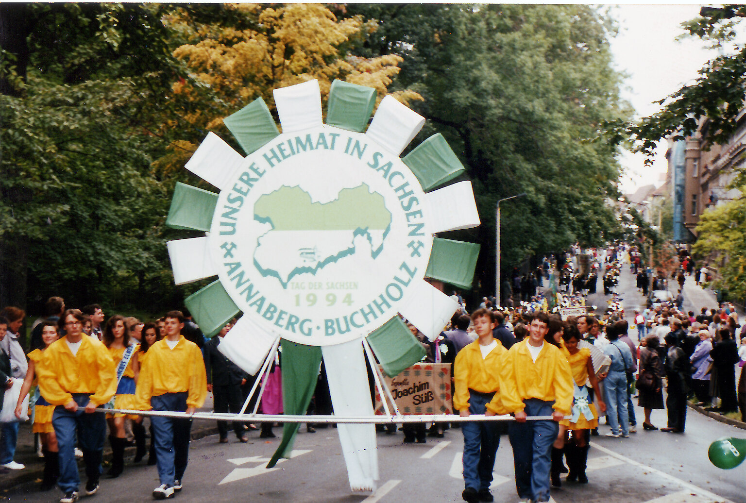Ein Festumzug am Tag der Sachsen 1994 in Annaberg-Buchholz