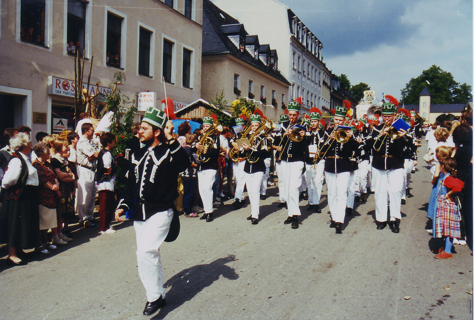 Kanonen werden beim Festumzug des Tages der Sachsen in Annaberg Buchholz präsentiert.