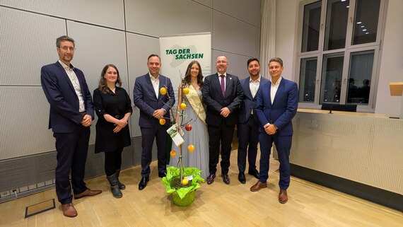 Ein Gruppenfoto, auf dem mehrere Personen zu sehen sind.