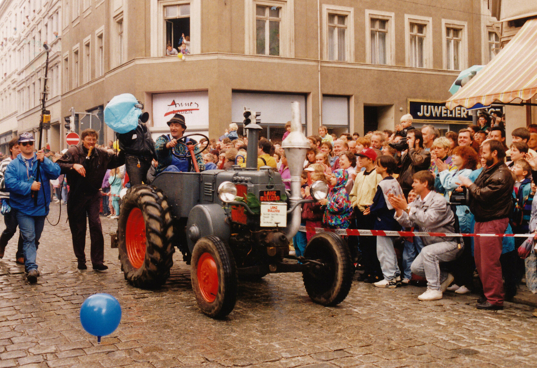Ein Traktor mit einer Person bei einer Parade