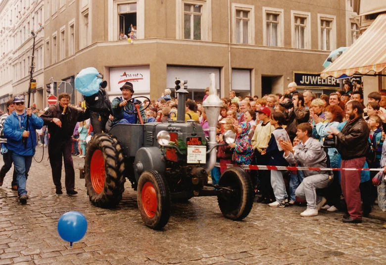 Ein Traktor mit einer Person bei einer Parade