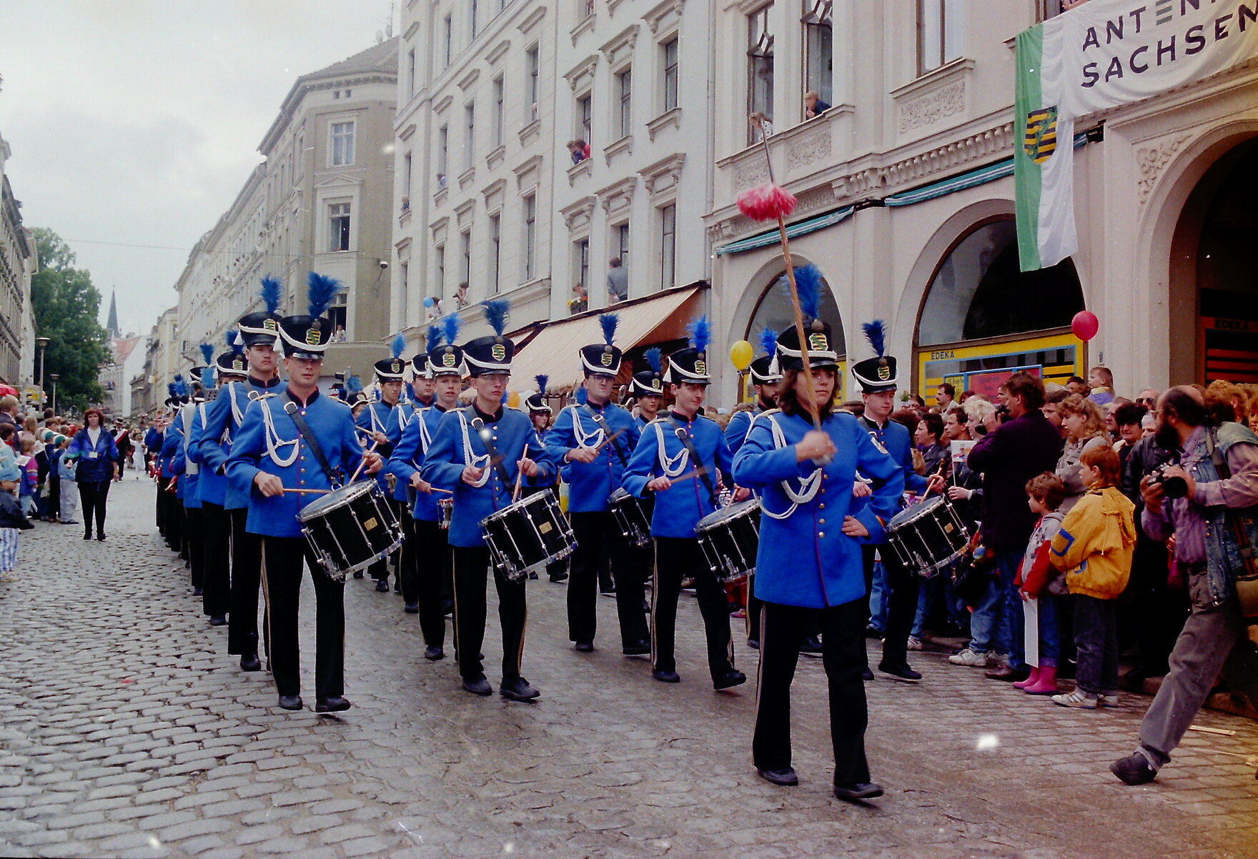 Ein Spielmannszug in blauen Uniformen