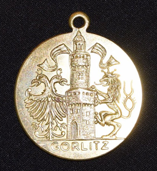 Eine Gedenkmedaille mit einem Wappen und dem Schriftzug Görlitz