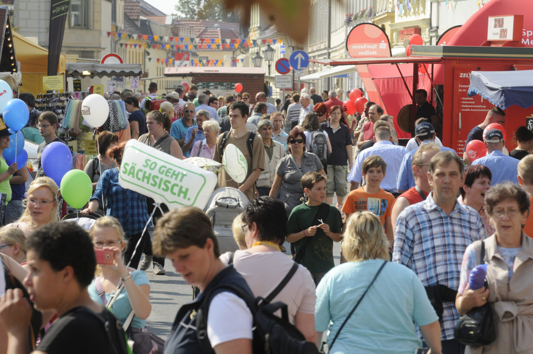 Straßenfest mit vielen Menschen