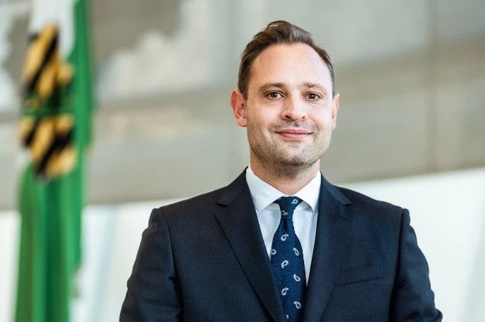 Ein Mann im Portrait.