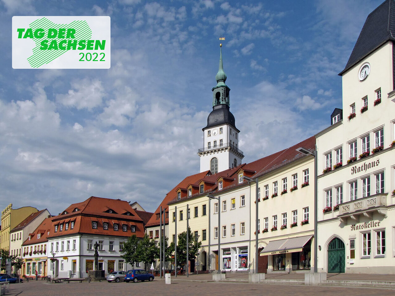 Ein Marktplatz mit Rathaus.